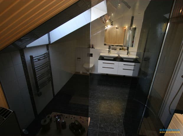 Unikt badrum med rymlig bastu