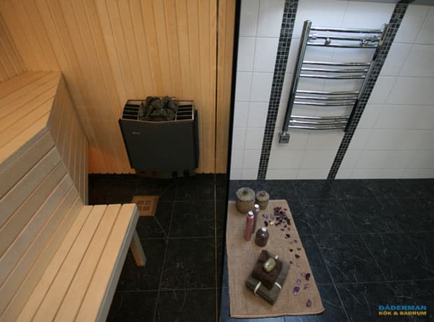 Unikt badrum med rymlig bastu