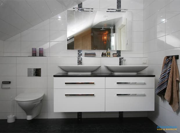 Unikt badrum med rymlig bastu