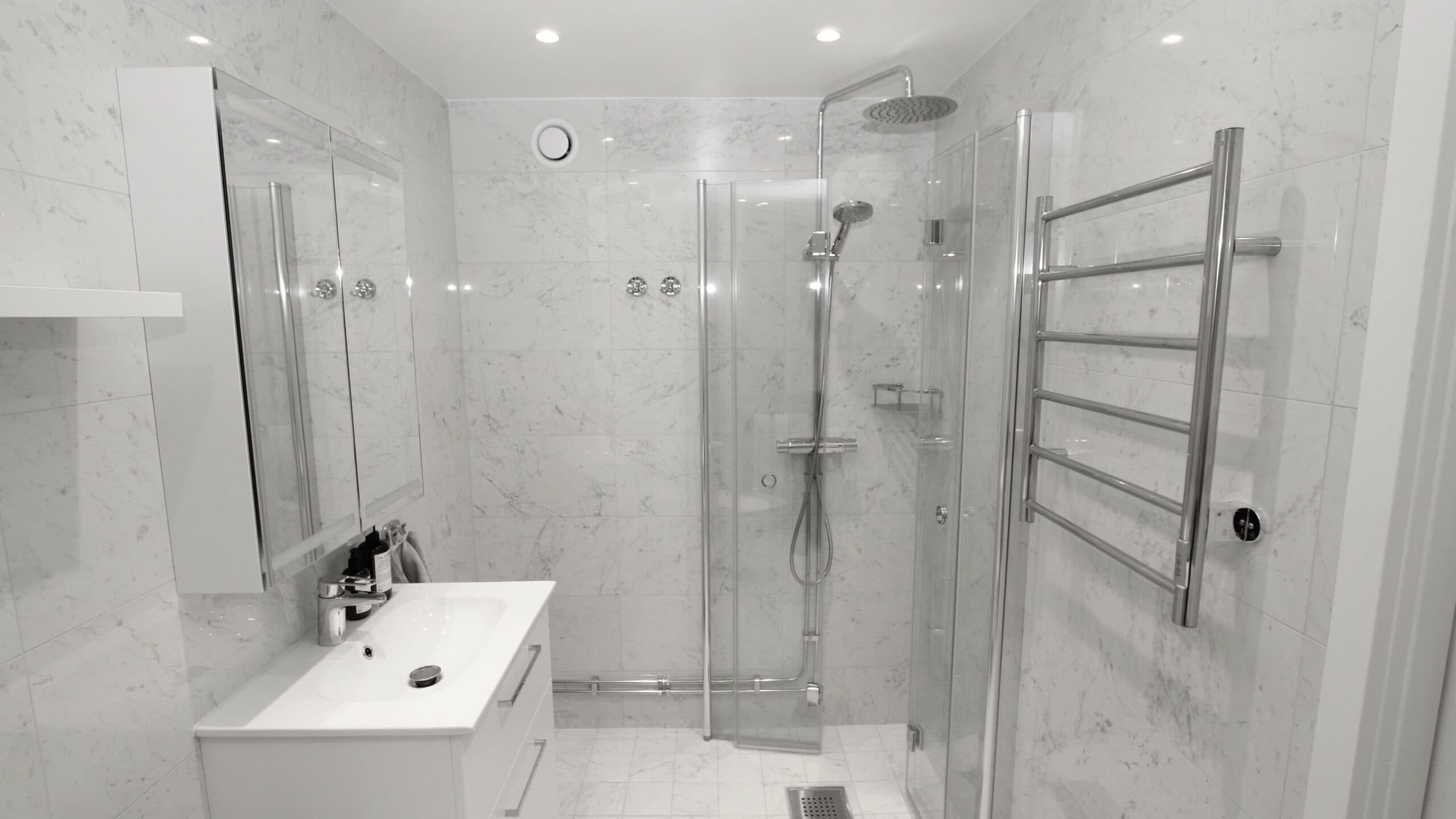 Carraramarmor badrum