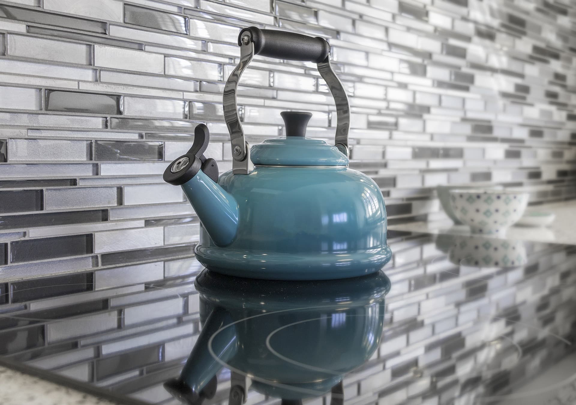 Närbild på köksmosaik i grå och vita nyanser – detalj från modern köksrenovering