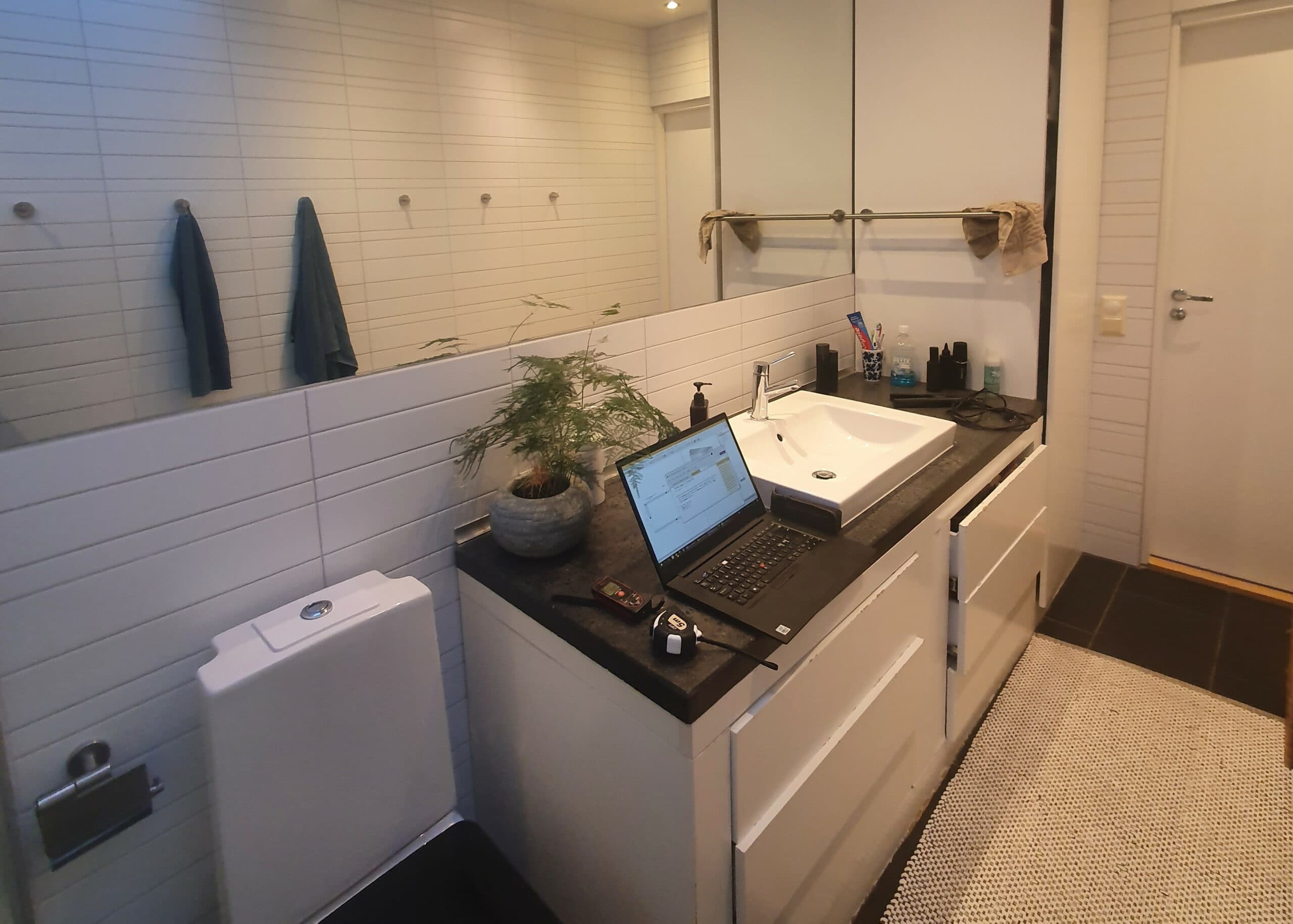 Badrum före renovering med äldre inredning, duschkabin och blå väggar