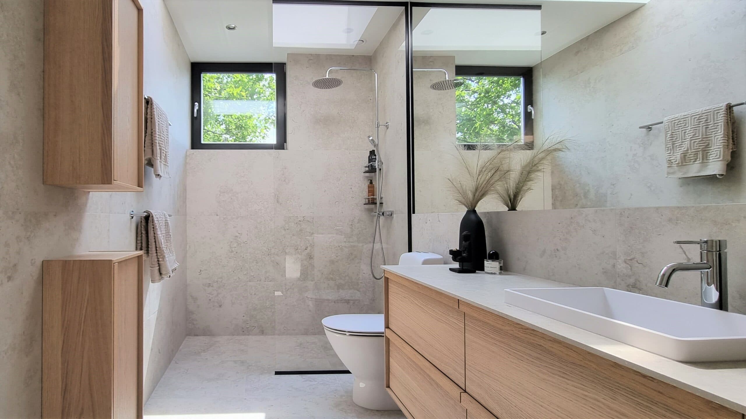 Modernt badrum i Bricmate och möbler från Haven