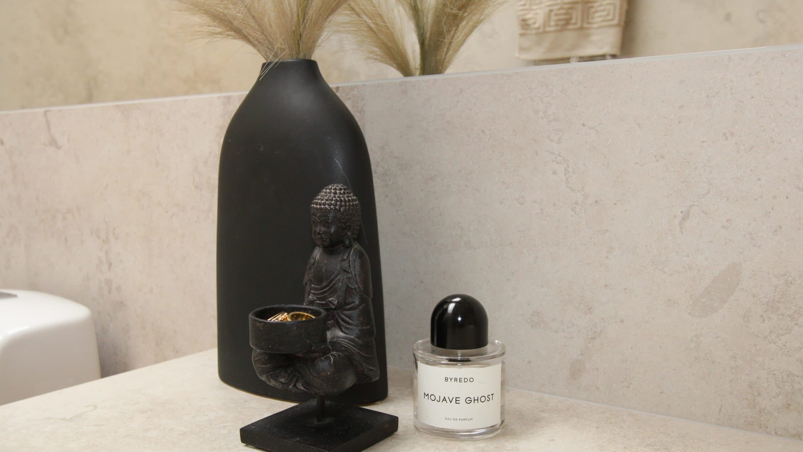 Svart vas och dekoration