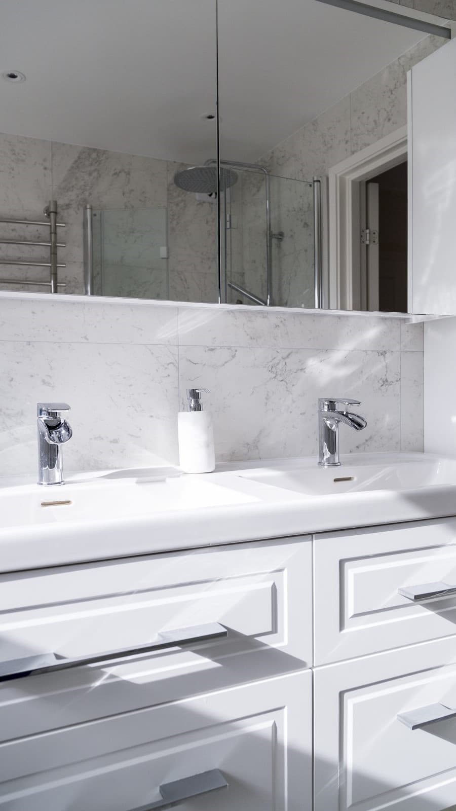 Badrum Dubbelhandfat med vit kommod