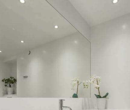 Ljust badrum med integrerade vitvaror