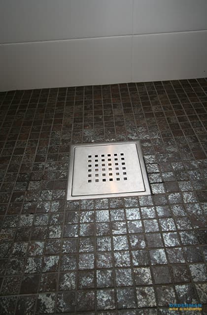 Badrum med träliknande kakel