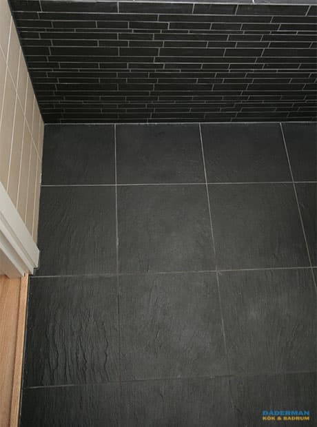 Badrum med tvättmaskin och torktumlare