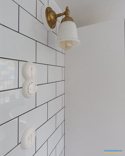 Färgstarkt badrum med mönstrat klinker