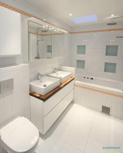 Klassiskt badrum med färgstarka detaljer