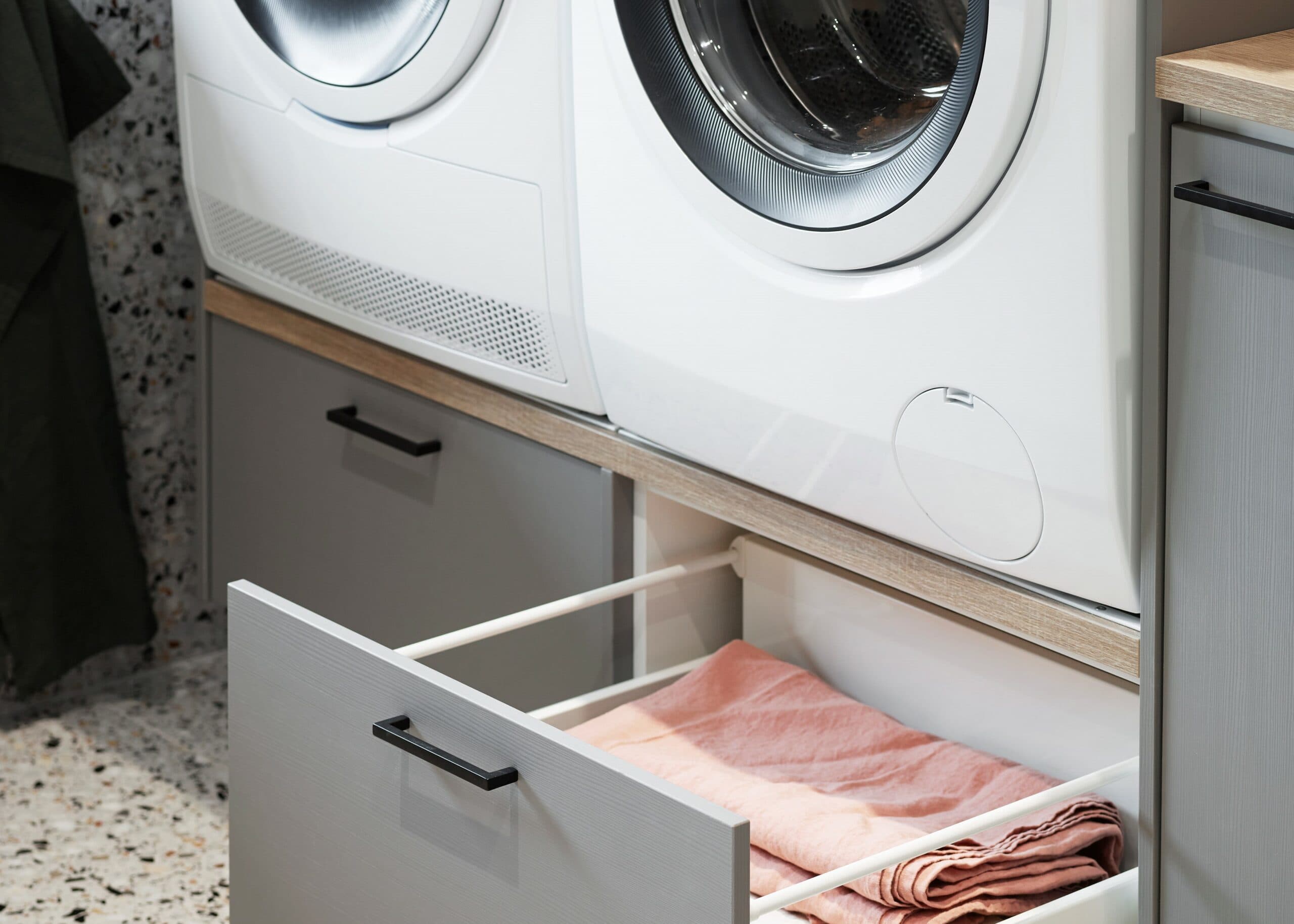 tvättmaskin och skåp