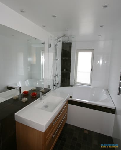 Badrum med ek kommod