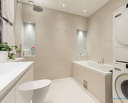 Skandinaviskt badrum med tvättmöjligheter