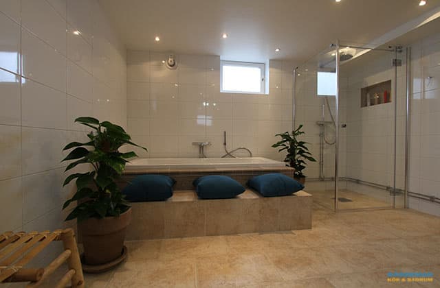 Badrum med inbyggt badkar