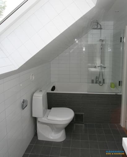 Badrum med inbyggt badkar och bastu