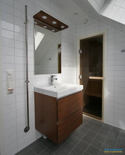 Badrum med inbyggt badkar och bastu