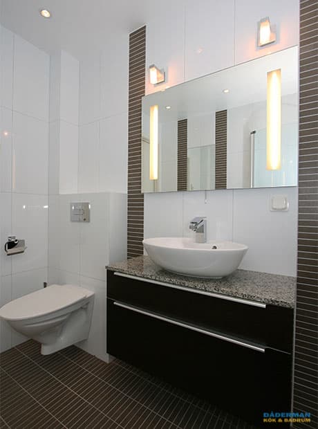 Badrum med inslag av brun mosaik