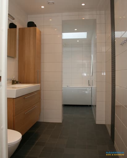 Badrum med separat badkarsdel