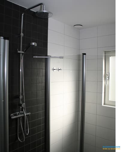 Badrum med vägghängd inredning