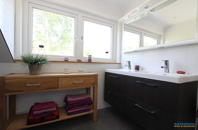 Skandinaviskt badrum med separat toalettdel