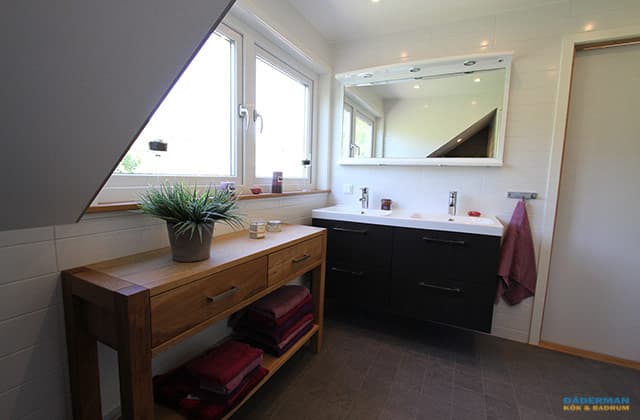 Skandinaviskt badrum med separat toalettdel