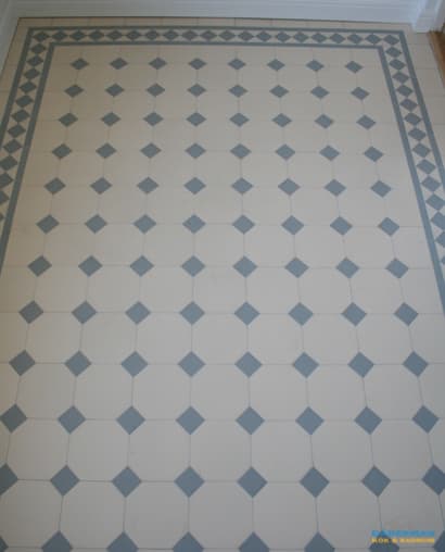 Klassiskt och modernt badrum med mönstrat klinker