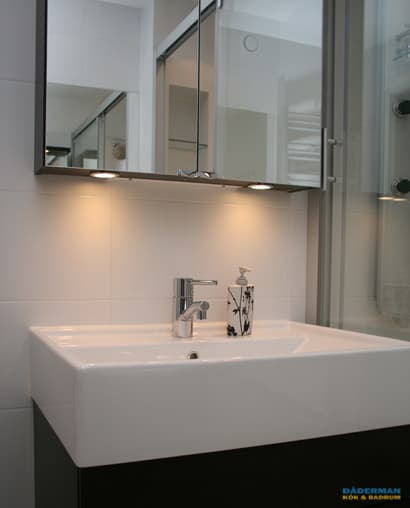 Litet badrum med dusch och badkar