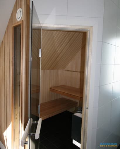 Lyxigt badrum med bastu