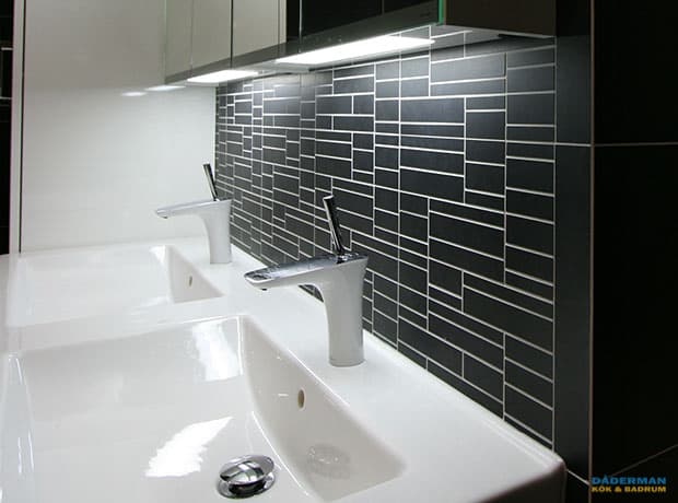 Kaxigt badrum med golvbelysning