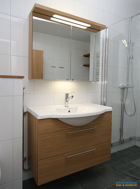 Skandinaviskt badrum med varma trädetaljer