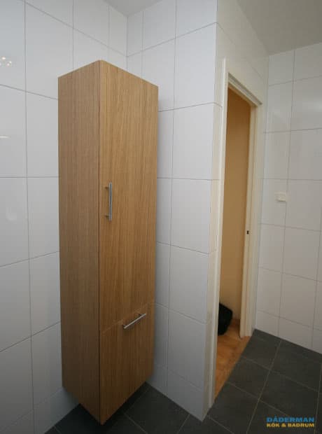 Skandinaviskt badrum med varma trädetaljer