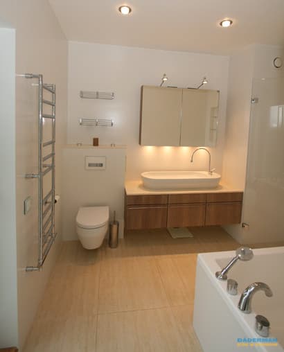 Ljust badrum med unikt handfat