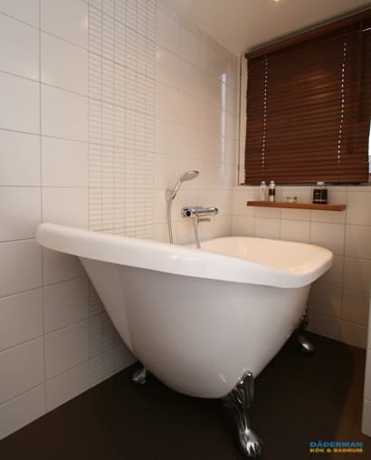 Badrum med badkar på fot