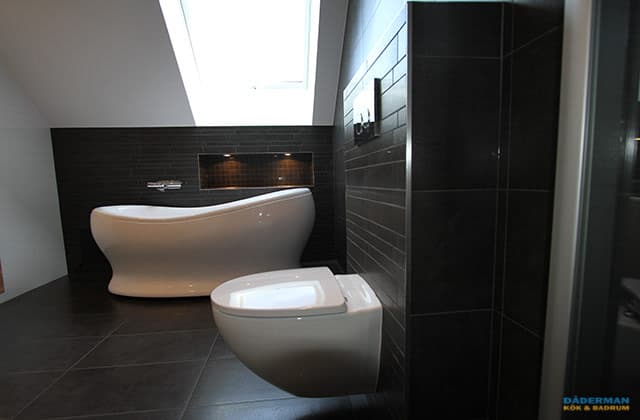 Svart och vitt badrum med unikt badkar
