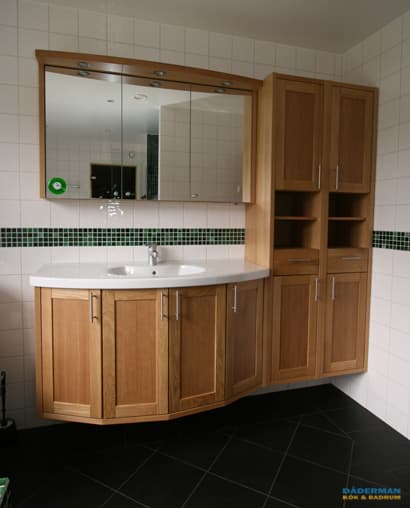 Badrum med vägghängd badrumsmöbel