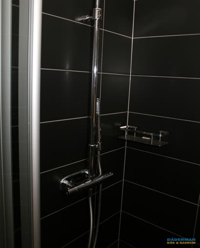 Badrum i svart och vitt kakel