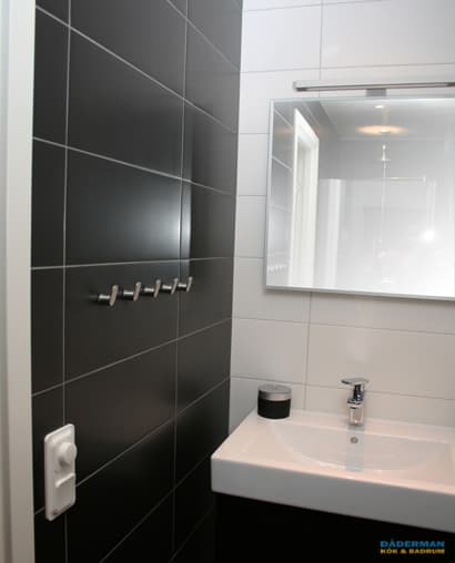 Badrum i svart och vitt kakel