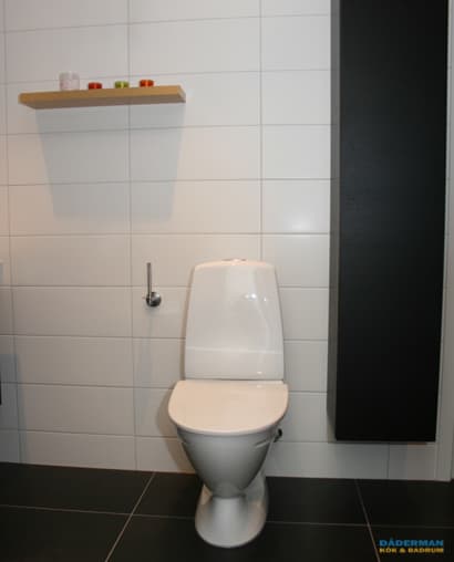 Badrum i svart och vitt kakel