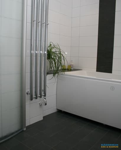 Badrum med separat badkarsdel