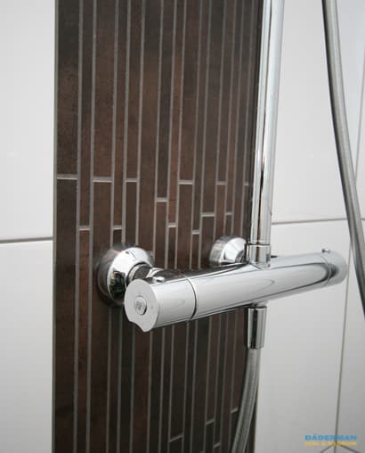 Badrum med golv i brunt klinker