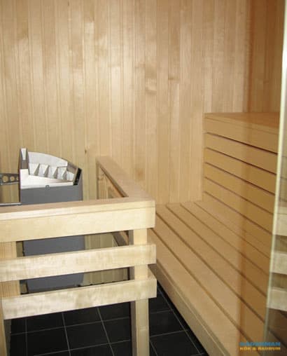 Badrum med infällda rör och bastu