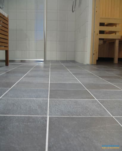 Badrum med infällda rör och bastu