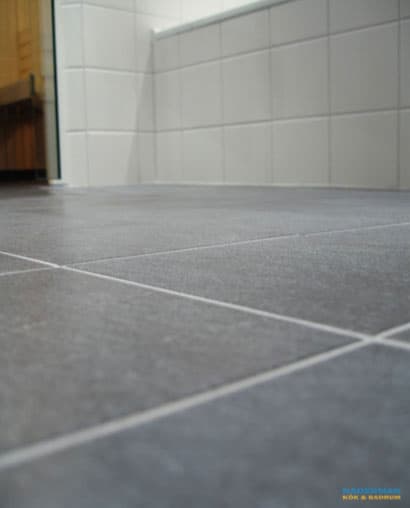 Badrum med infällda rör och bastu