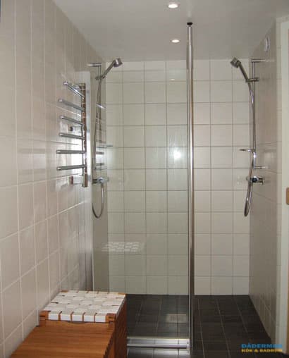 Badrum med infällda rör och bastu