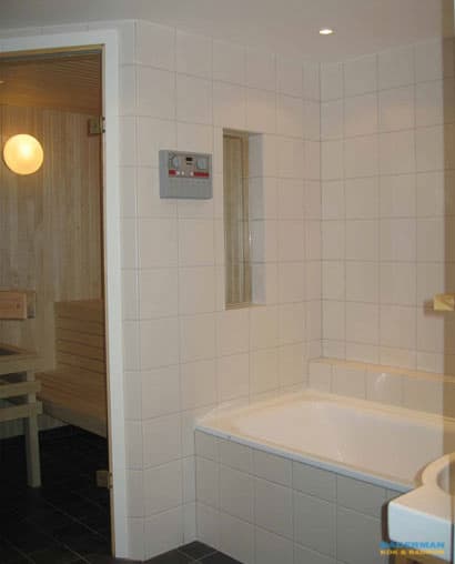 Badrum med infällda rör och bastu