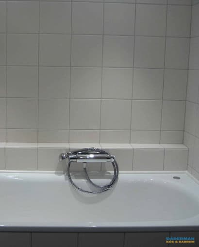 Badrum med infällda rör och bastu