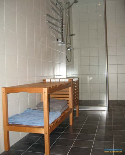 Badrum med infällda rör och bastu