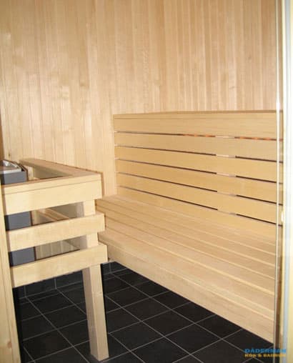 Badrum med infällda rör och bastu