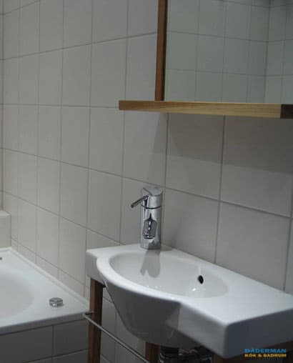 Badrum med infällda rör och bastu