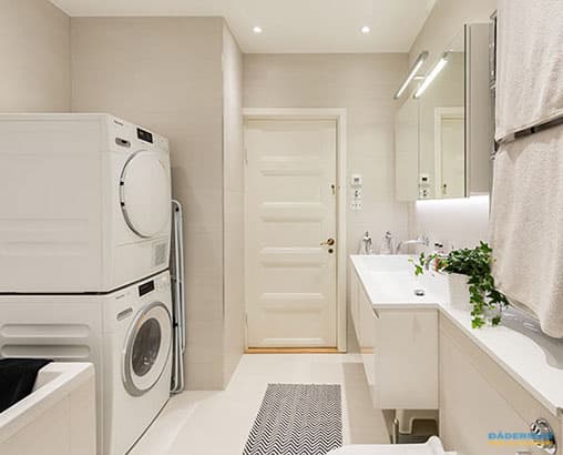 Skandinaviskt badrum med tvättmöjligheter